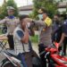 Kapolres Kampar didampingi Kasat Lantas Bagikan Masker kepada Pengguna Jalan Cegah Covid-19