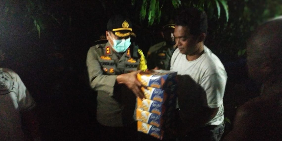 Malam Pertama Ramadhan, Polres Kampar Antarkan Menu Sahur Kerumah Warga Kurang Mampu