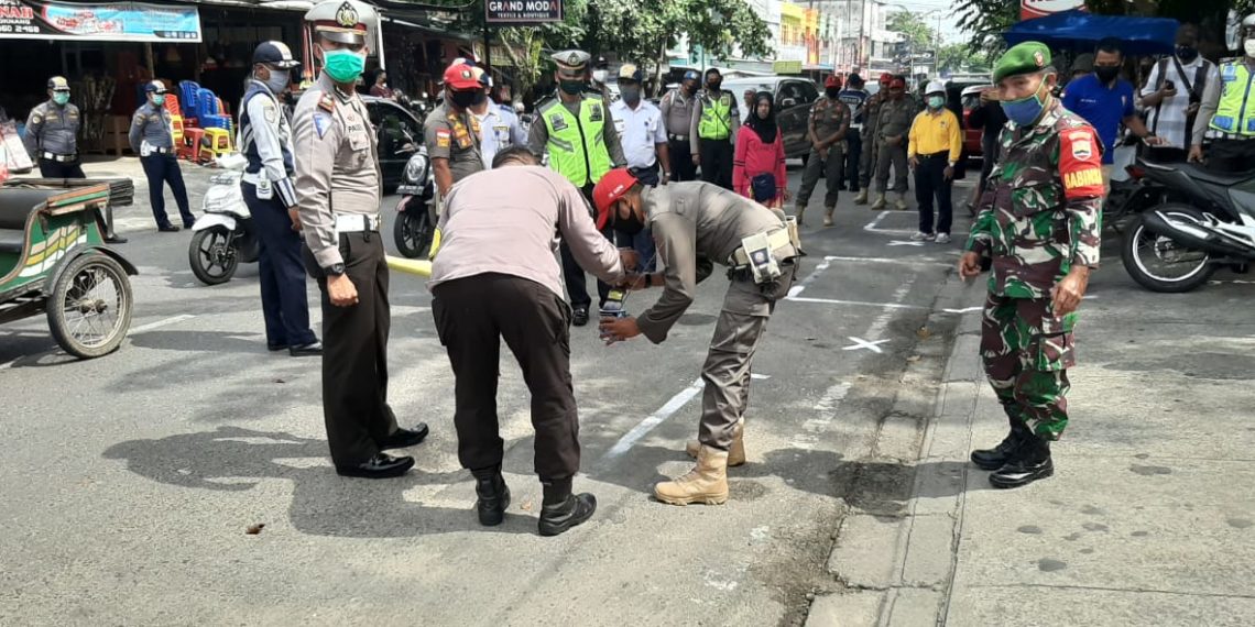 Polres Kampar Bersama TNI dan Pemda Lakukan Rekayasa Penertiban Pasar Ramadhan Cegah Covid-19