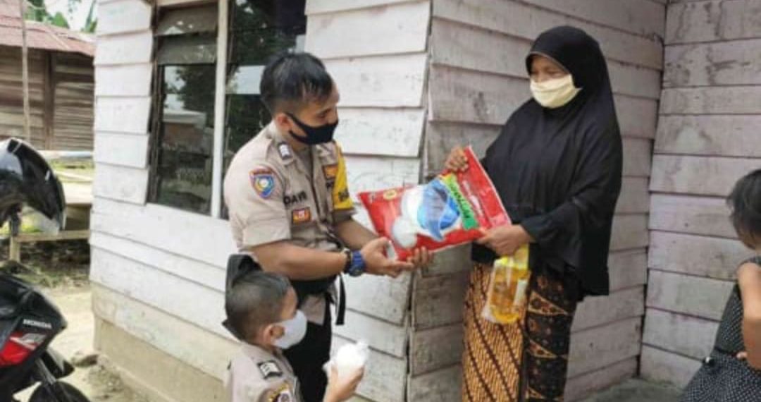 Bhabinkamtibmas dari Polsek Siak Hulu Brigadir David Gusmanto Bantu Warga Terdampak Covid-19