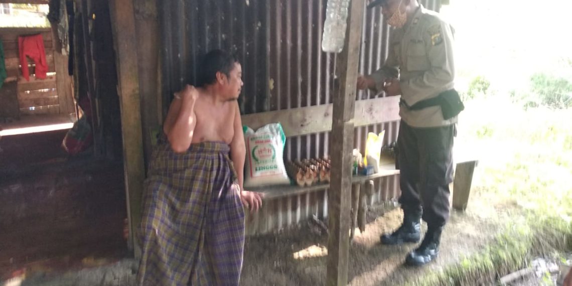 Kapolsek Tambang Kunjungi dan Bantu Seorang Pria Sakit-sakitan, Hidup Terpencil Sebatang Kara