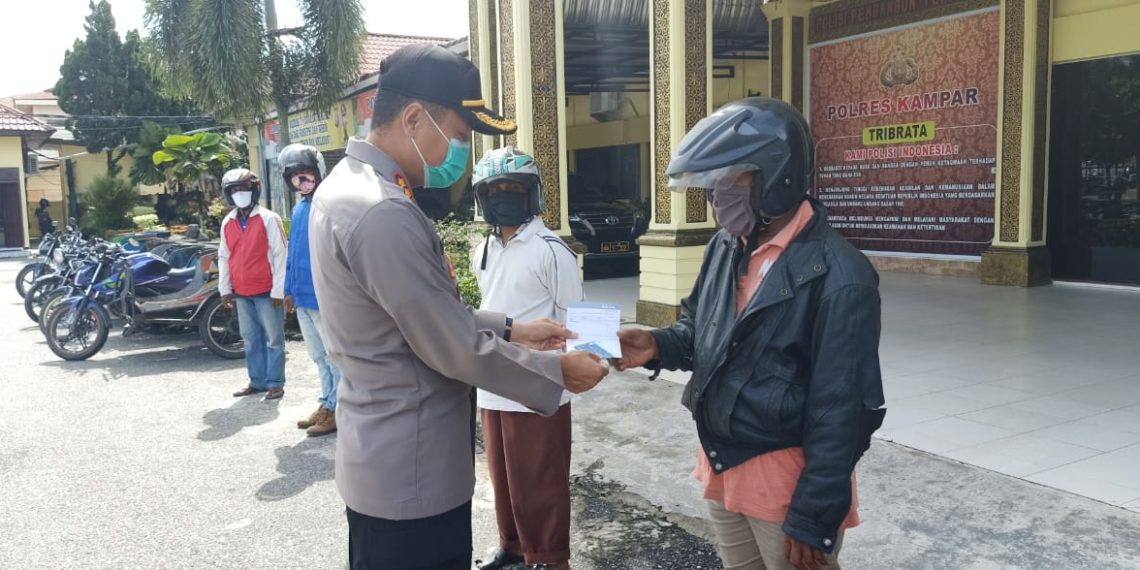 Kapolres Kampar Serahkan Buku Tabungan dan Kartu ATM Penerima Bantuan Program Keselamatan Polri