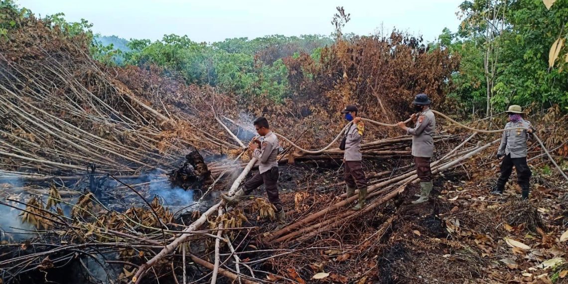 Ditengah Kesibukan Penanganan Covid-19, Polda Riau Tetap Komit Tangani Karhutla.