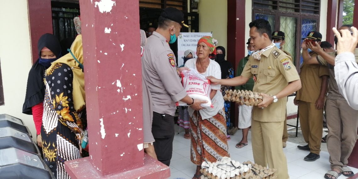Peduli Warga Terdampak Covid-19, Kapolsek Tapung Bagikan Sembako Untuk Warga Kurang Mampu