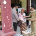 Peduli Warga Terdampak Covid-19, Kapolsek Tapung Bagikan Sembako Untuk Warga Kurang Mampu