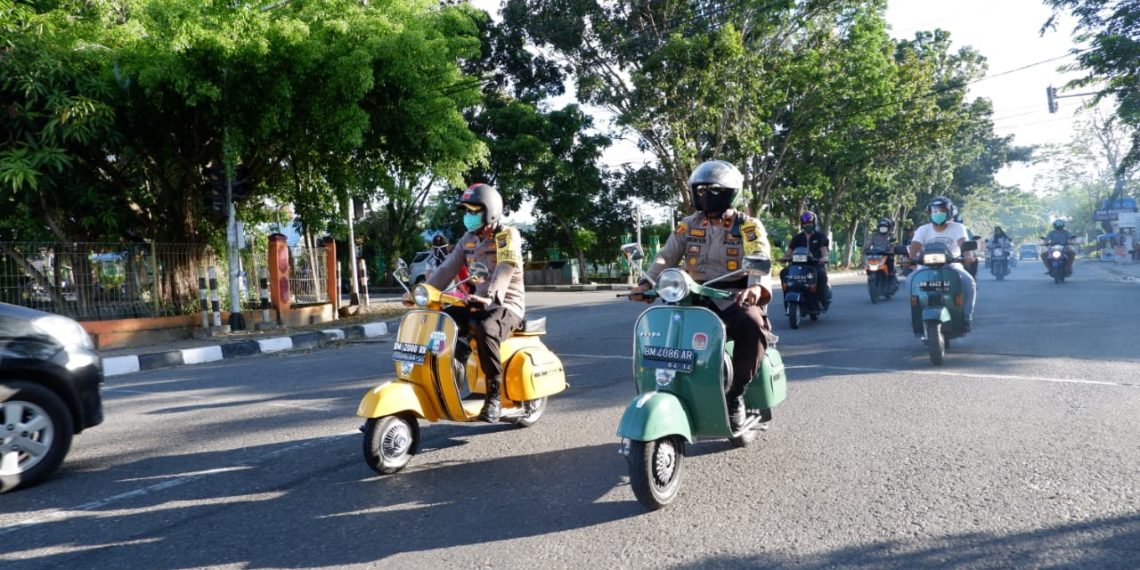 Kendarai Vespa, Kapolres dan Para Pejabat Polres Kampar Bagikan Masker di Pasar Ramadhan