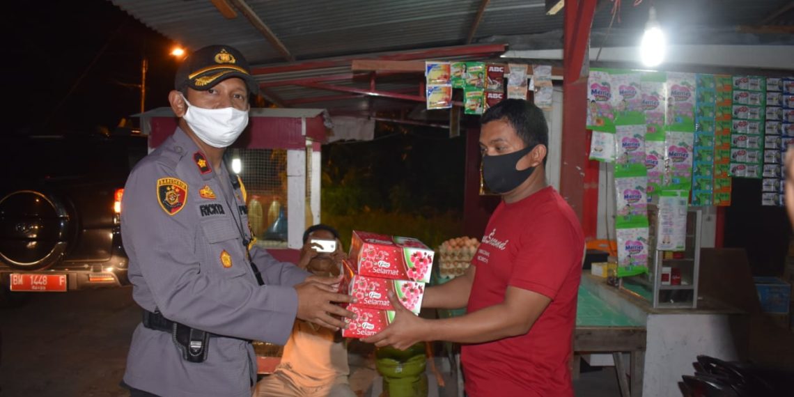Polres Kampar Kembali Bagikan Nasi Kotak untuk Sahur Bagi Warga Terdampak Covid-19