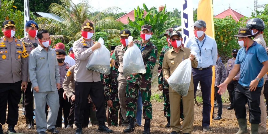 Polda Riau Gelar Bakti Sosial Serentak Peduli Covid-19, Tingkatkan Ketahanan Pangan