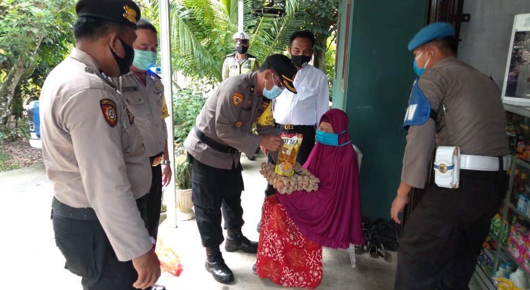 Peduli Kesulitan Masyarakat, Hampir Setiap Hari Polres Kampar Bantu Warga Terdampak Covid-19