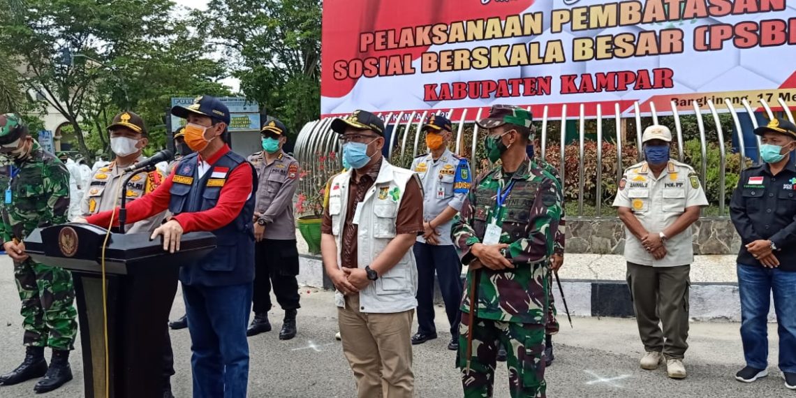 Gubernur Riau bersama Kapolda, Danrem, Danlanud, Hadiri Penyemprotan Desinfektan Serentak di Kampar