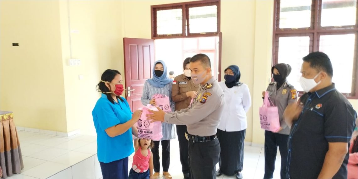 Bhayangkari Polres Kampar Distribusikan 100 Paket Bantuan Kemanusian Ramah Perempuan dan Anak