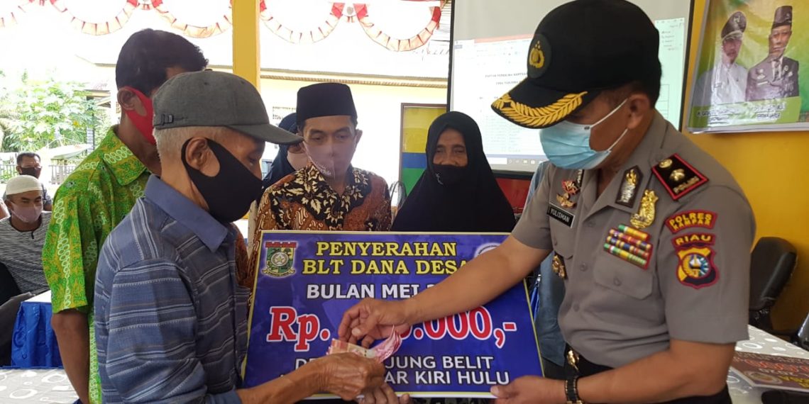 Kapolsek Kampar Kiri dan Camat Kampar Kiri Hulu Hadiri Penyerahan BLT-DD di Desa Tanjung Belit