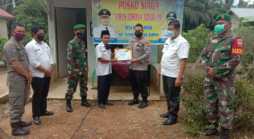 Kunjungi Relawan Covid-19 di Wilayah Lima Desa, Upika Tapung Hulu Berikan Piagam Penghargaan