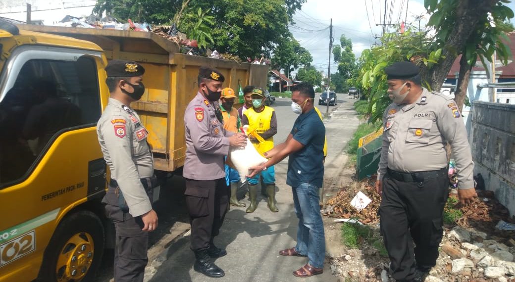 Polres Kampar Terus Distribusikan Bantuan Untuk Warga Kurang Mampu Terdampak Covid-19