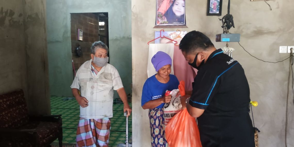 Penerima Bantuan Sosial dari Polres Kampar Sampaikan Ucapan Selamat Hari Bhayangkara ke-74