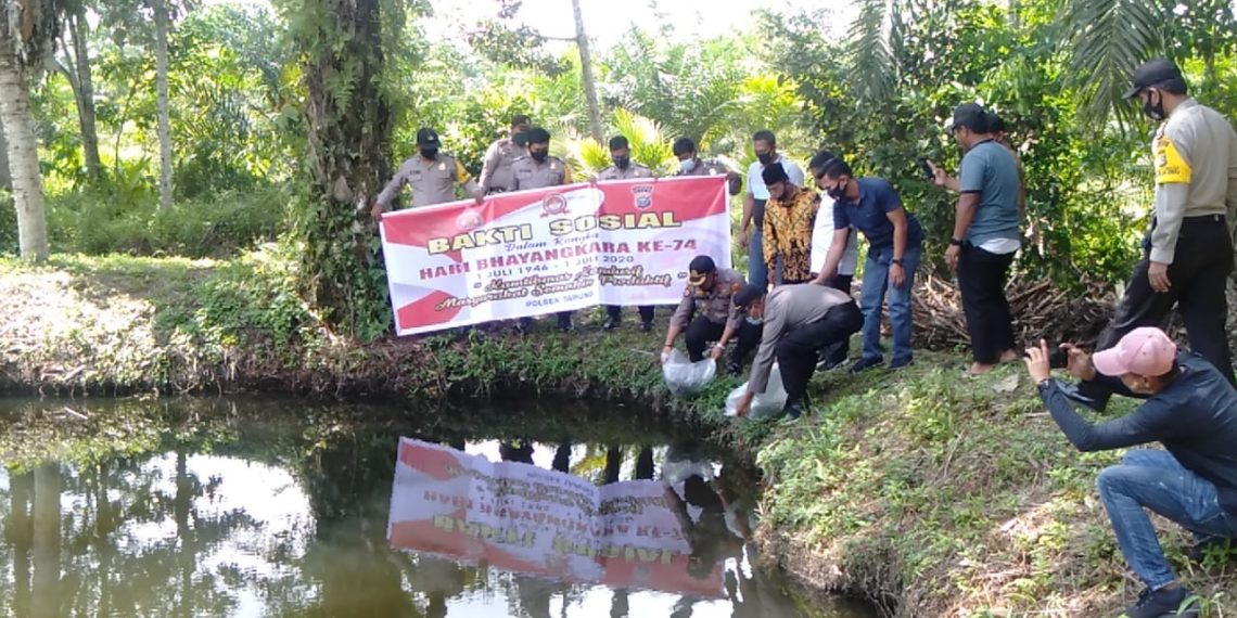 Jelang Hari Bhayangkara ke-74, Polsek Tapung Berikan 10 ribu Bibit Ikan di Desa Sei Lambu Makmur