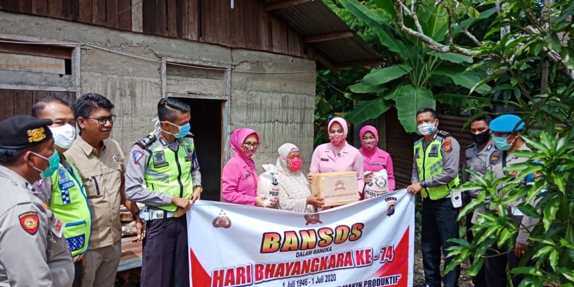 Gelar Bakti Sosial Jelang Hari Bhayangkara ke-74, Bhayangkari Kampar Bagikan Sembako untuk Warga Kurang Mampu