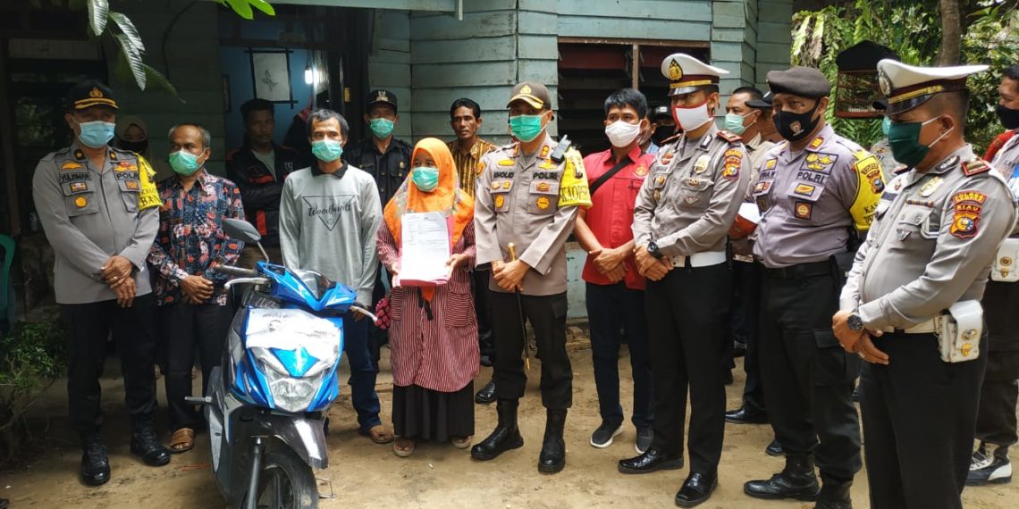 Kapolres Kampar Beri Surprise Hari Bhayangkara ke-74, Antarkan Motor Tangkapan Curanmor Kepada Pemiliknya