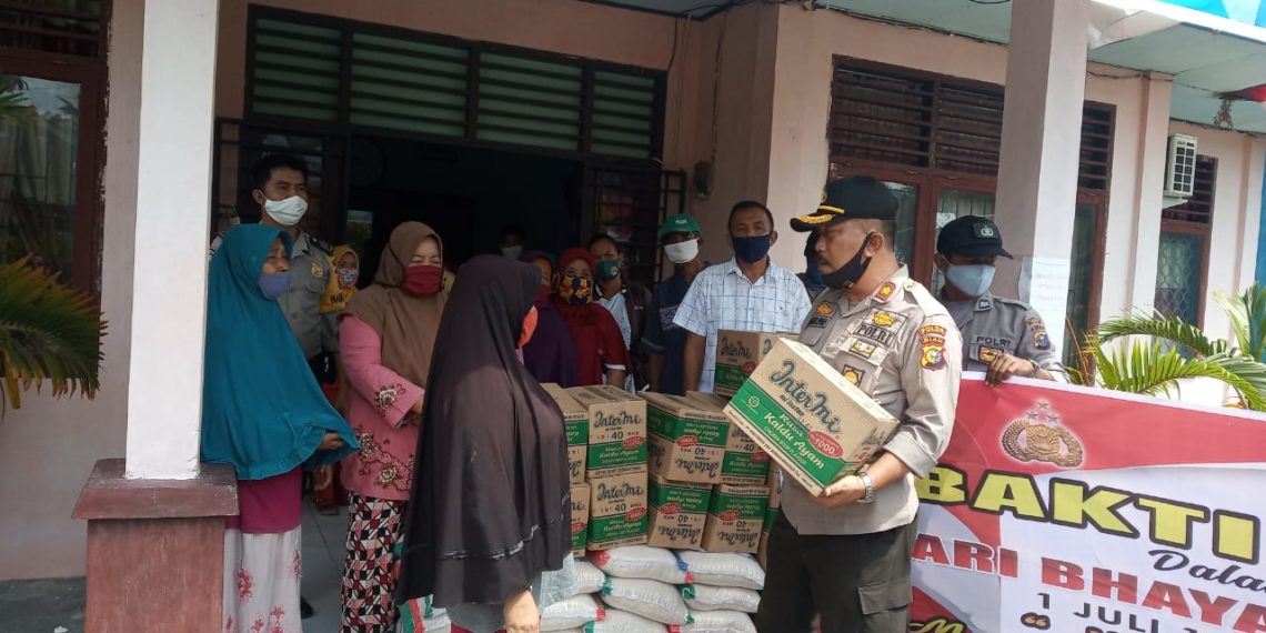 Polsek Tapung Gelar Bakti Sosial Hari Bhayangkara ke-74, Bagikan 20 Paket Sembako di Desa Indra Sakti