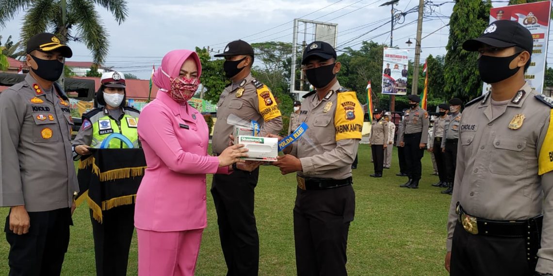 Ketua Bhayangkari Riau Berikan 262 Pasang Face Shield dan Sarung Tangan Untuk Bhabinkamtibmas di Kampar
