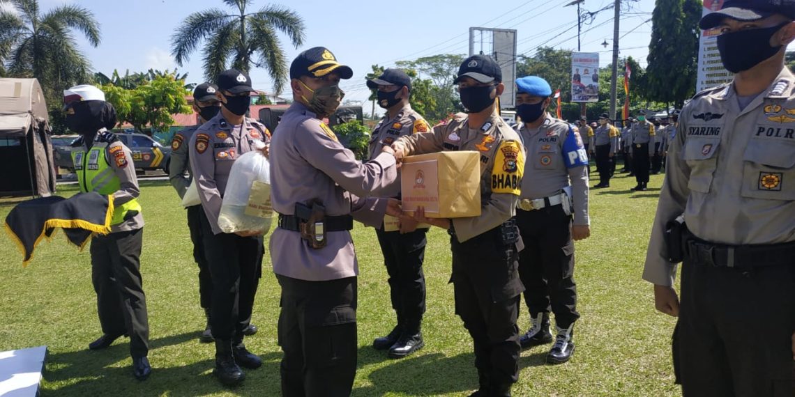 Polres Kampar Gelar Bakti Sosial Serentak Hari Bhayangkara ke-74, Bagikan 1000 Paket Sembako