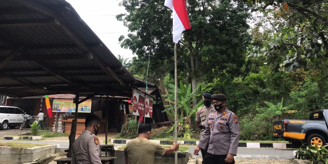 Jelang HUT RI ke-75, Polres Kampar Berikan Bendera Merah Putih Bagi Beberapa Warga Kurang Mampu untuk Dikibarkan