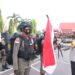 Kapolda Riau Serahkan Sang Merah Putih Saat Lepas Pasukan Brimob Polda Riau Penugasan ke Papua