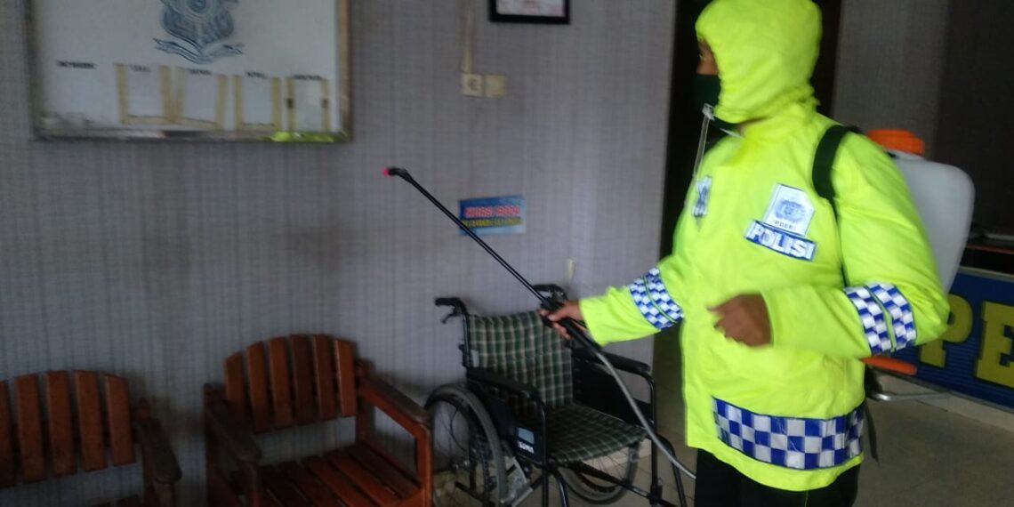 Polres Kampar Lakukan Penyemprotan Desinfektan Secara Rutin Ditempat Pelayanan Publik