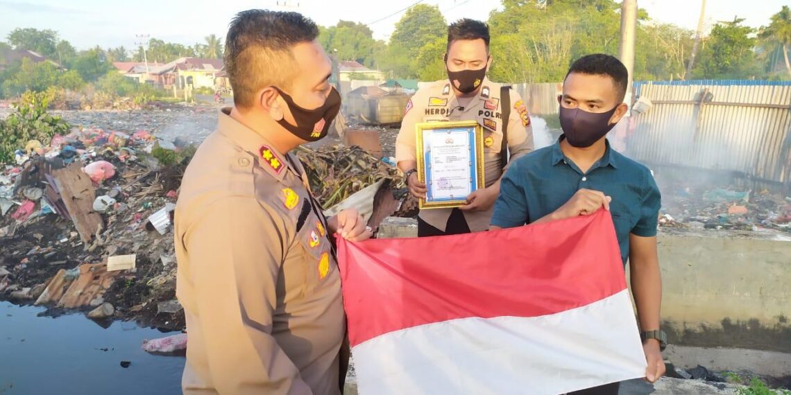Kapolres Meranti Beri Penghargaan Untuk Anak Penyelamat Bendera Merah Putih