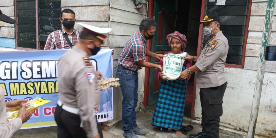 Polsek Tapung Gelar Bansos, Berikan Sembako Untuk Warga Kurang Mampu Terdampak Covid-19