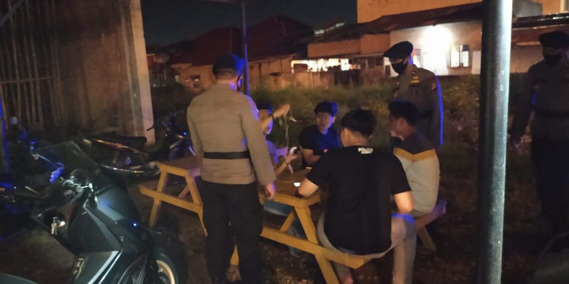 Tim Gabungan Polres Kampar, Brimob dan BKO Polda Riau Lakukan Pendisiplinan Penerapan Protokol Kesehatan di Kampar