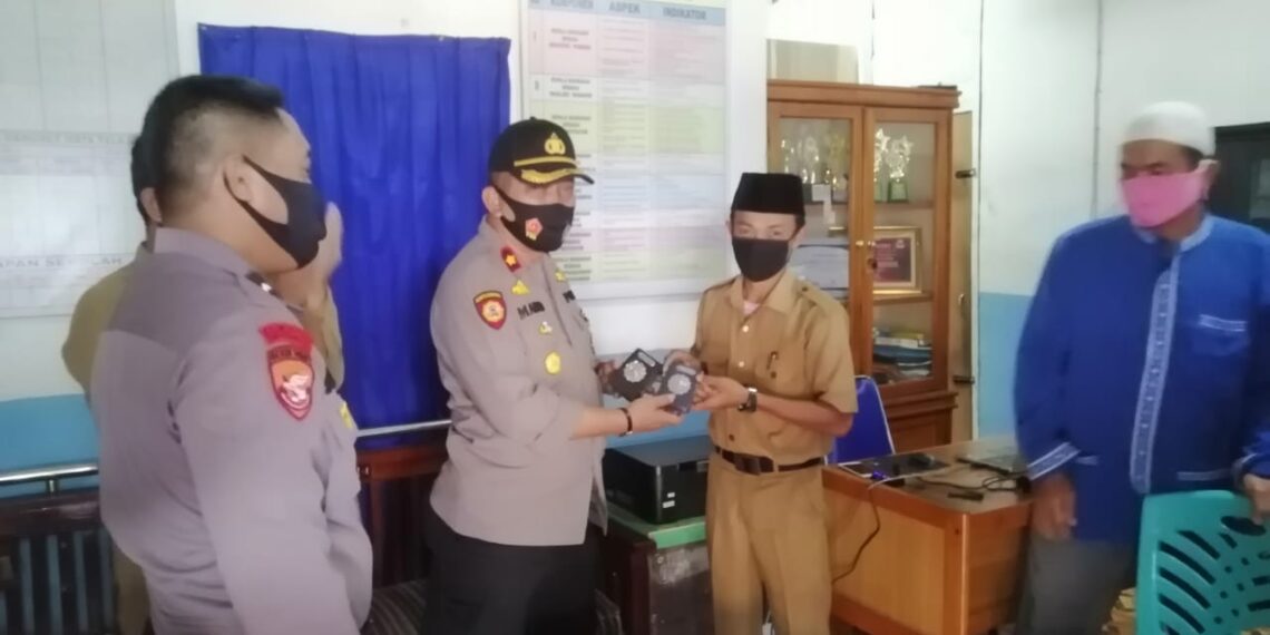 Kapolsek Tapung Serahkan Bantuan Al-Qur’an untuk MIS Ash-Shobirin Desa Tanjung Sawit