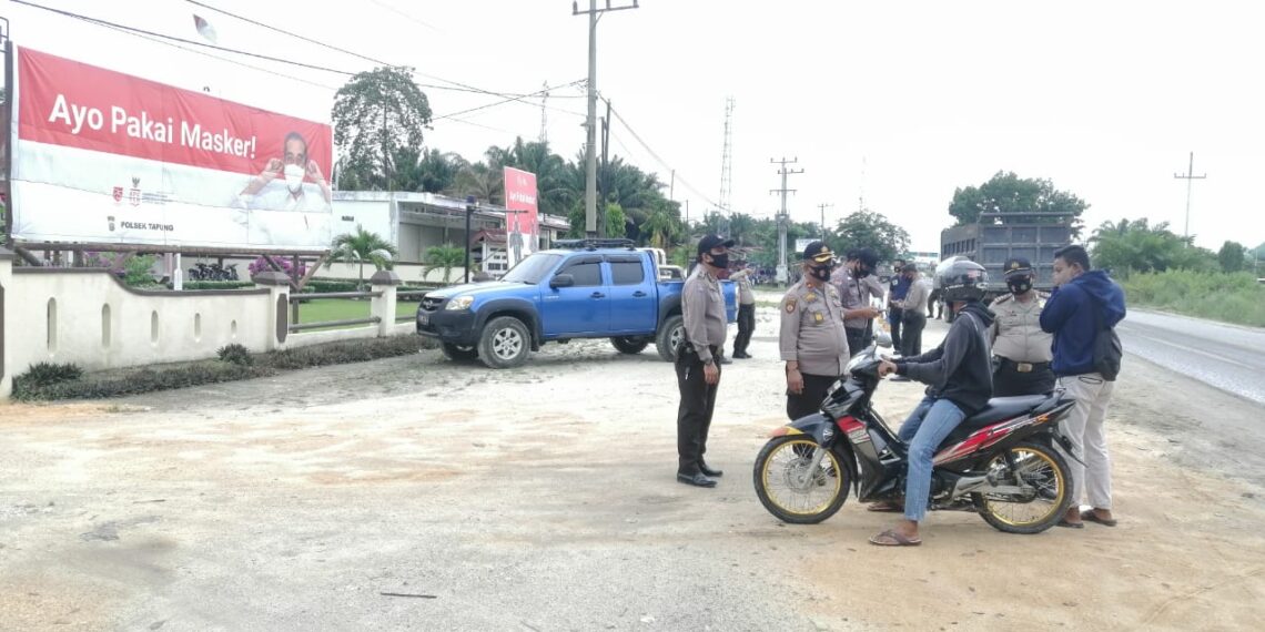 Polsek Tapung Hari ini Bagikan 500 Masker Kepada Masyarakat