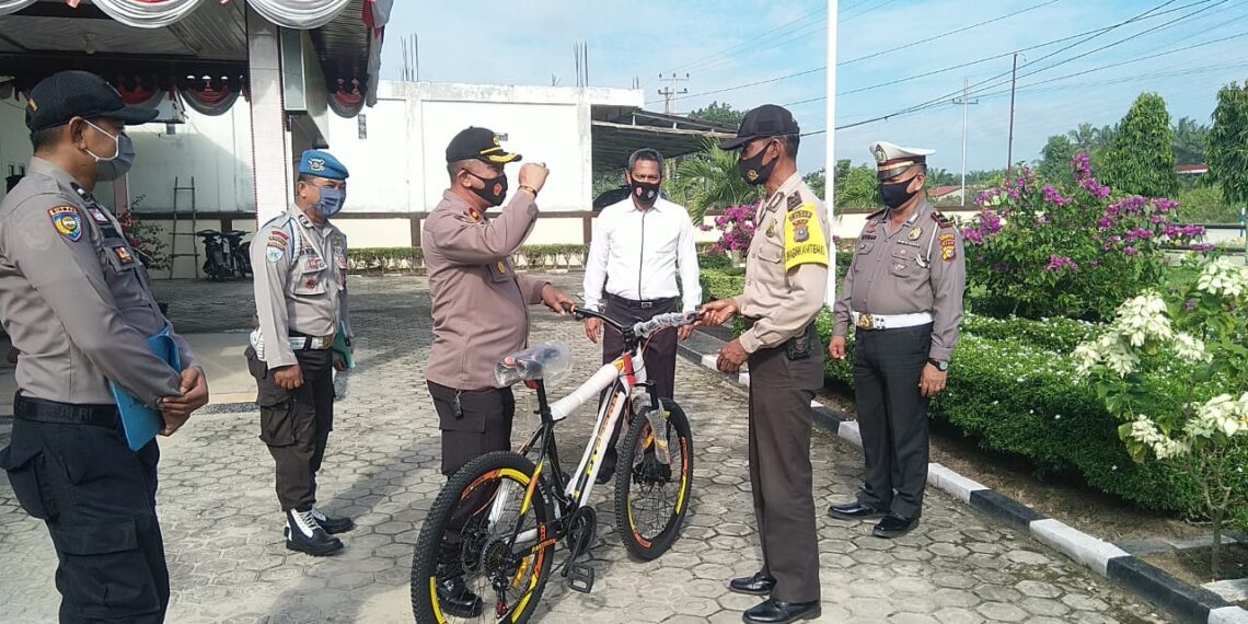 Kapolsek Tapung Lepas Salahsatu Anggotanya Yang Masuki Masa Purna Bakti