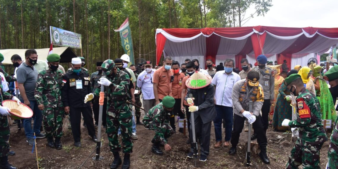 Gubri Bersama Kapolda dan Danrem 031/ WB, Lakukan Tanam Perdana Bibit Jagung Untuk Ketahanan Pangan di Desa Bencah Kelubi