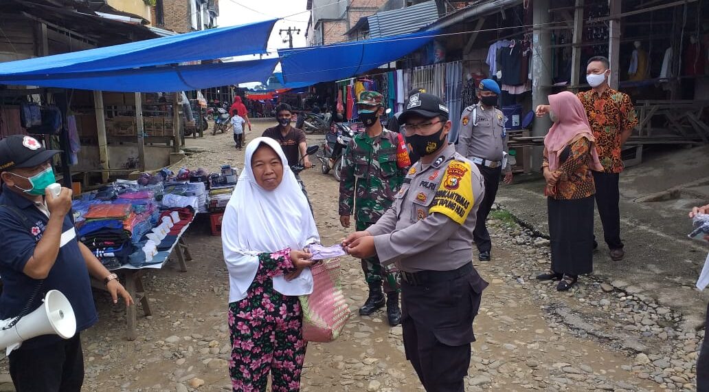 Tim Gabungan Polsek Tapung Hulu, Satpol PP, Babinsa dan Perangkat Desa, Lakukan Operasi Justisi di Pasar Sukaramai