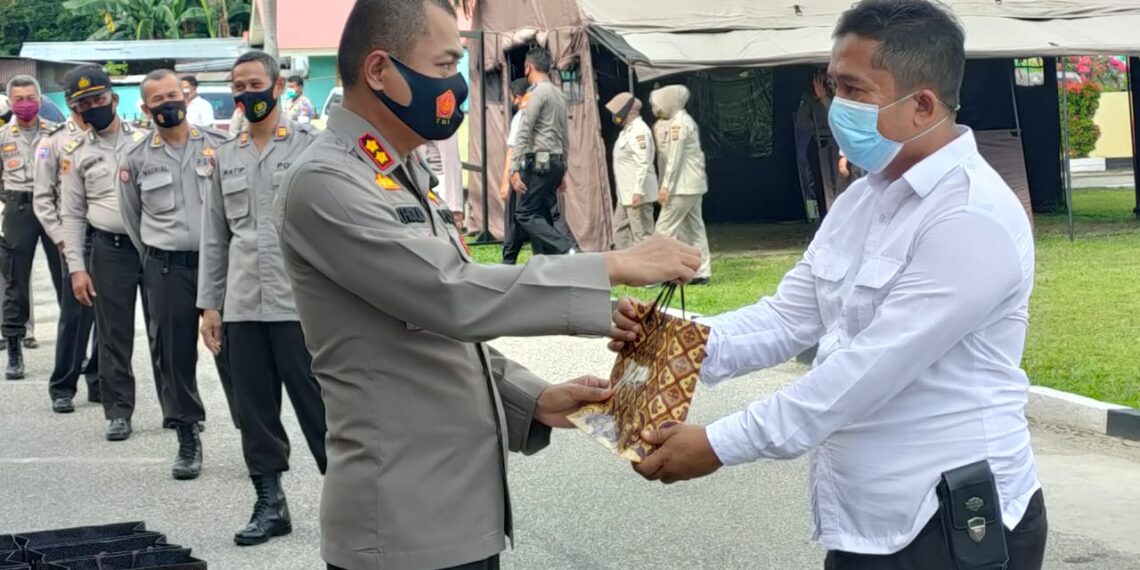 Tingkatkan Imun Tubuh Anggotanya, Kapolres Kampar Bagikan Multi Vitamin dan Nutrisi