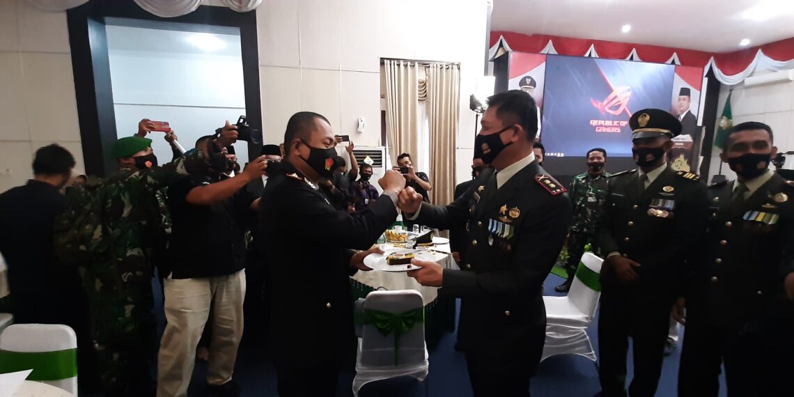 Usai Upacara HUT TNI ke-75, Kapolres Kampar Didampingi PJU Polres Serahkan Kue Ulang Tahun kepada Dandim 0313/ KPR