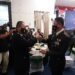 Usai Upacara HUT TNI ke-75, Kapolres Kampar Didampingi PJU Polres Serahkan Kue Ulang Tahun kepada Dandim 0313/ KPR