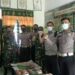 Personel Polsek Tapung Hulu Berikan Surprise HUT TNI ke-75 kepada Anggota Koramil 16 Tapung