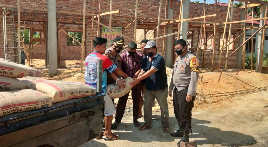 Kapolsek Tapung Bantu 50 Sak Semen Untuk Pembangunan TPA Nurul Iman Desa Petapahan