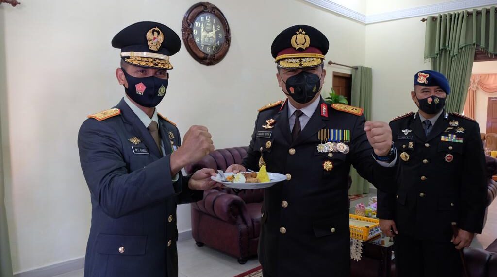 Kapolda Riau dan Rombongan Berikan Surprise Hari Ulang Tahun TNI ke-75