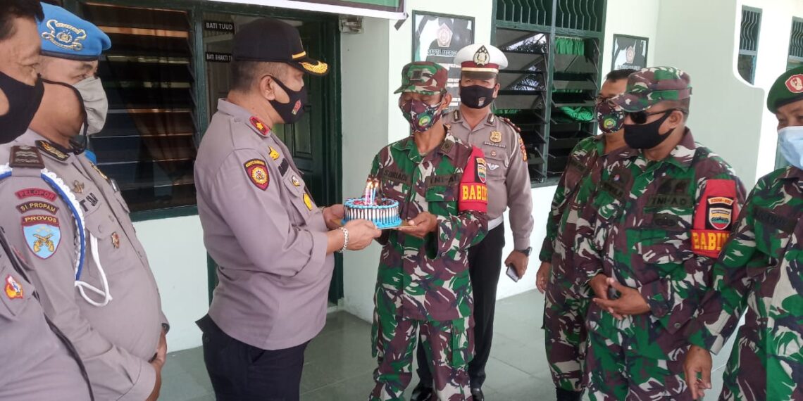 Kapolsek Tapung Juga Berikan Surprise HUT TNI ke-75 untuk Anggota Koramil 16 Tapung
