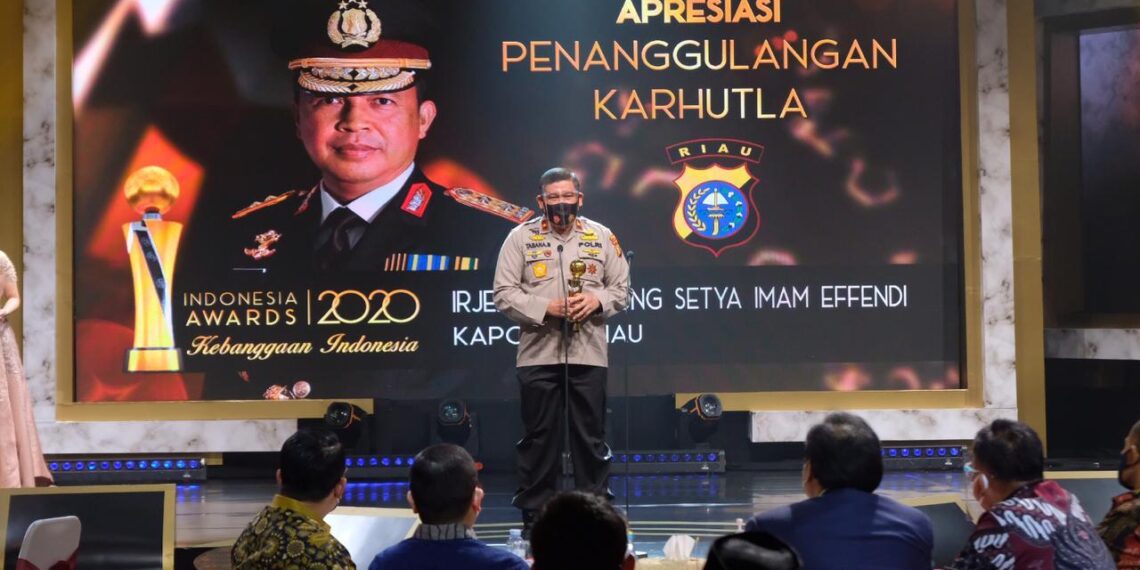 Kapolda Riau Terima Penghargaan Indonesia Award 2020 atas Keberhasilan Mengatasi Karhutla di Riau