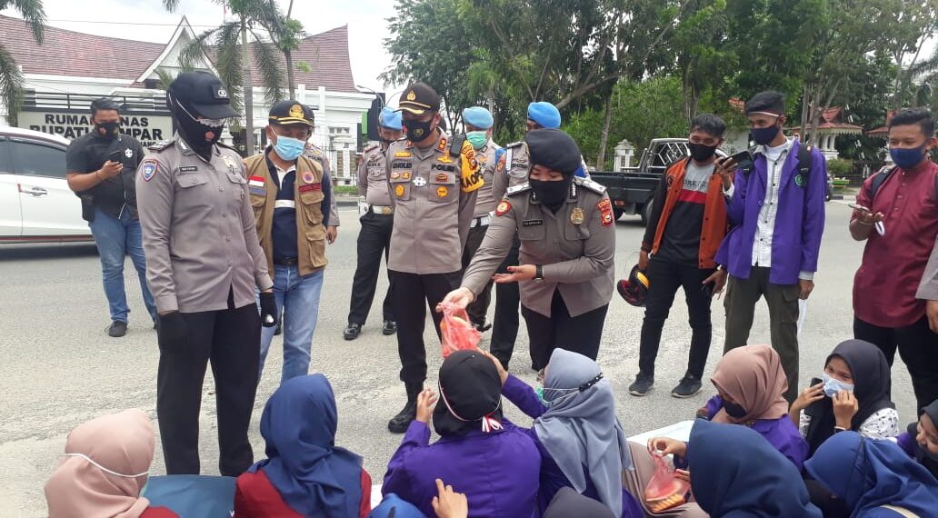 Demo Tolak UU Cipta Kerja di Kampar Berlangsung Tertib, Kapolres Pimpin Langsung Pengamanannya