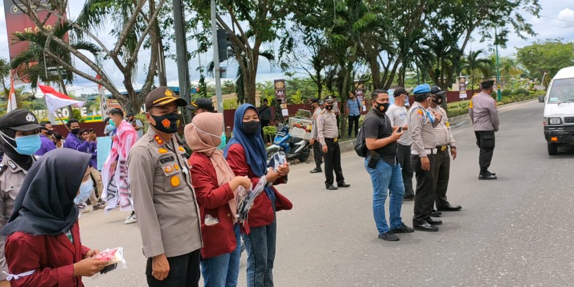 Mahasiswa dan Polisi di Kampar Bagikan 1000 Masker kepada Masyarakat Saat Demo Tolak UU Cipta Kerja