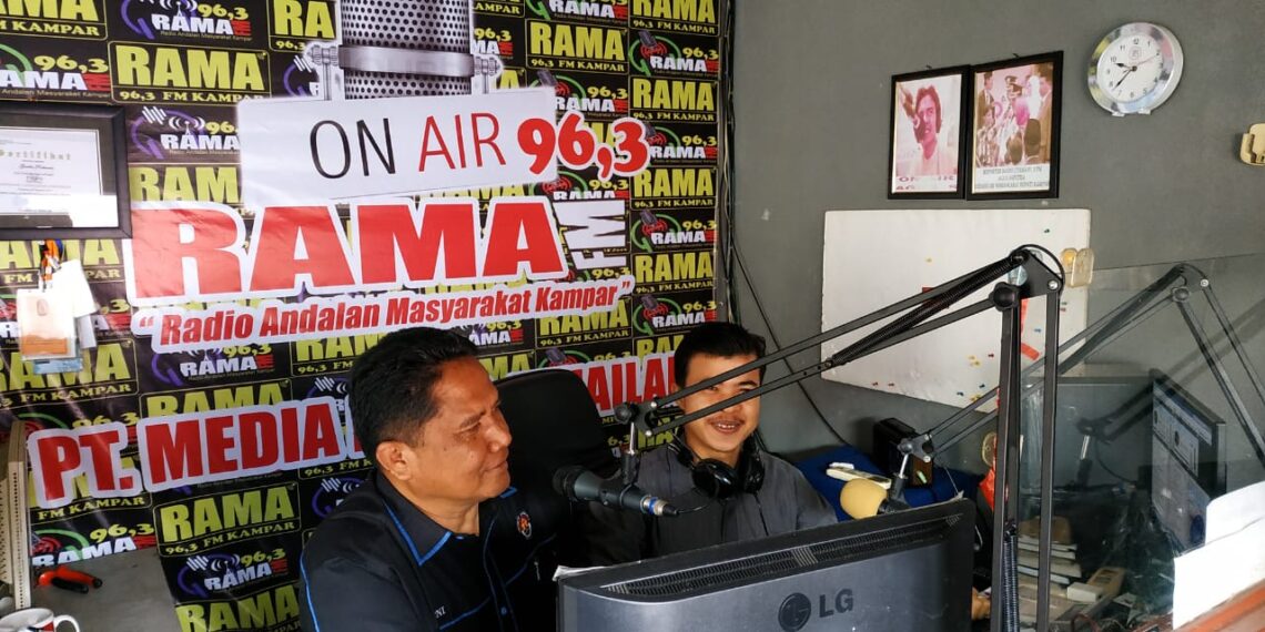 Kasubbag Humas Polres Kampar Ajak Masyarakat Disiplin Terapkan Protokol Kesehatan Lewat Radio
