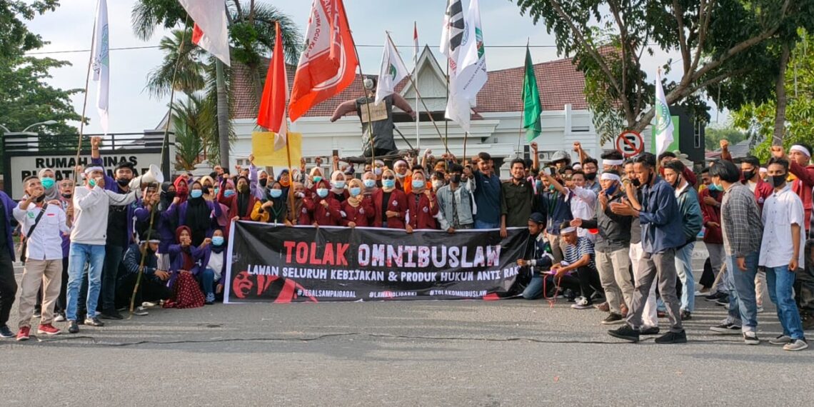Gabungan Mahasiswa Kampar Gelar Unras Tolak UU Cipta Kerja dengan Tertib Tanpa Anarkis