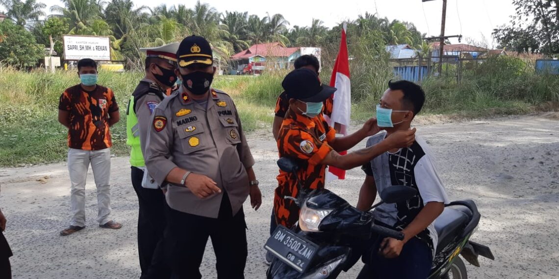 Kapolsek Tapung Bersama Pemuda Pancasila Bagikan 2000 Masker Dalam Rangka Ops Zebra 2020