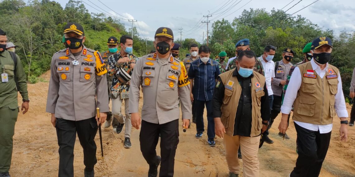 Tetap Semangat, Pesan Kapolda Riau Saat Tinjau Posko Terpadu Chek Point Perbatasan Riau – Sumbar